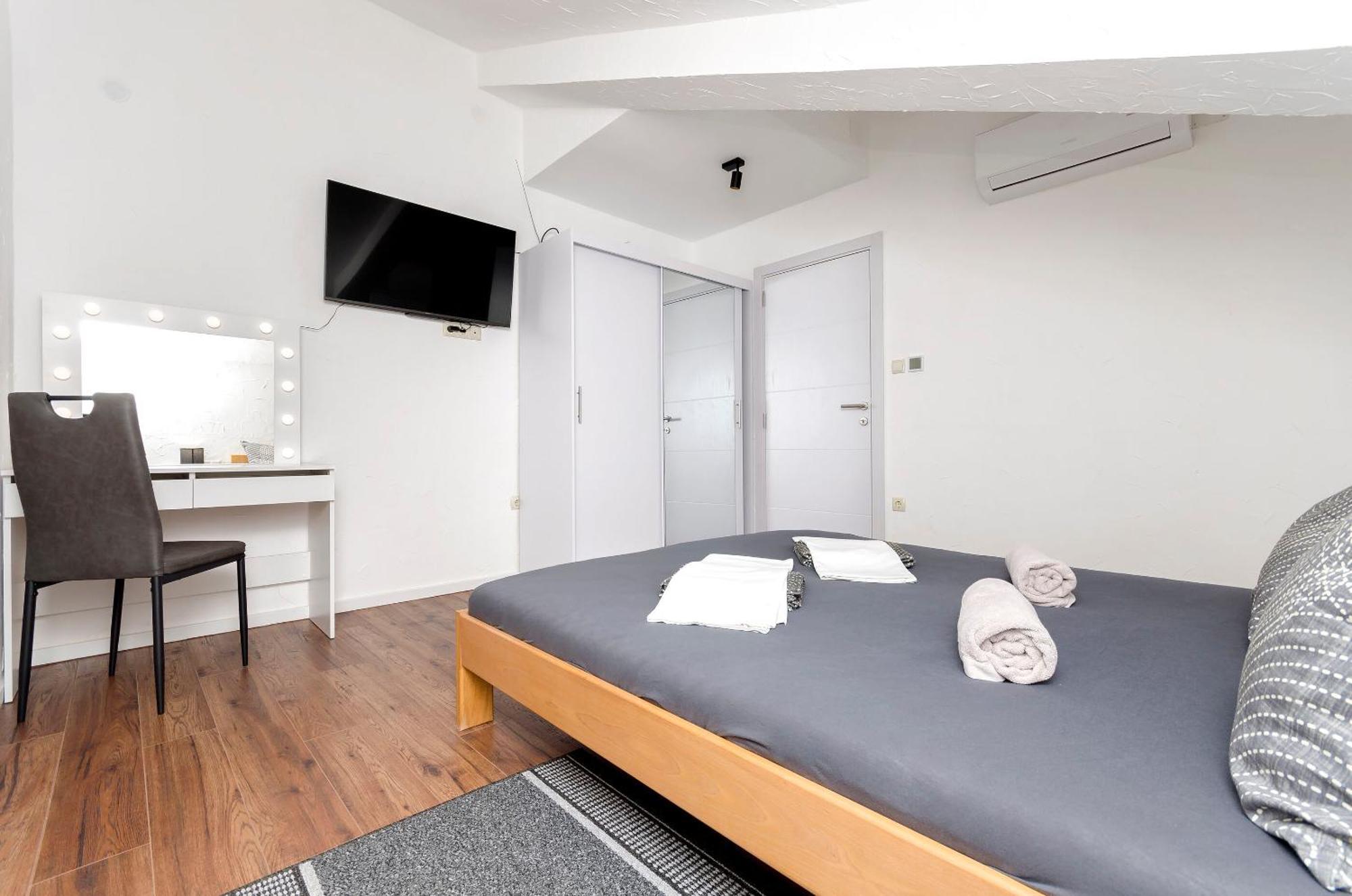 Apartments And Rooms Mladen Vodice Exterior photo